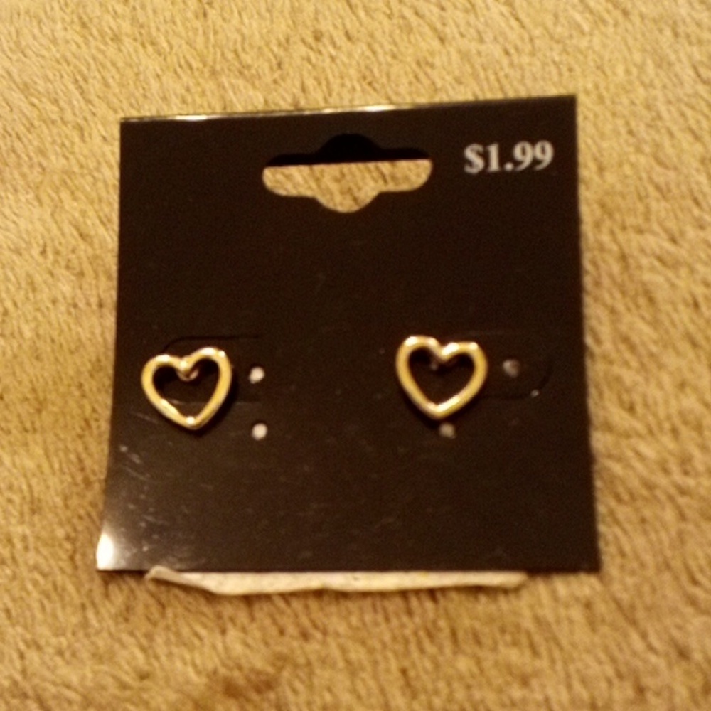 Chic Gold Heart Earrings - Picture 4 of 4